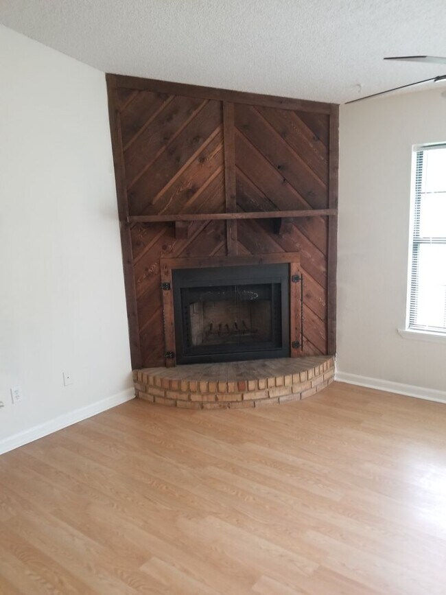 Building Photo - B3986