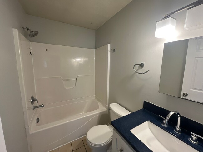 Building Photo - 2 Bed/ 1 Bath- Renovated Duplex Apt W/ Gar...