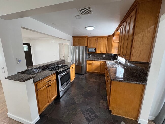 Building Photo - Beautiful 3 bedroom 2 bath Pool Home...  this one is a SHOW STOPPER