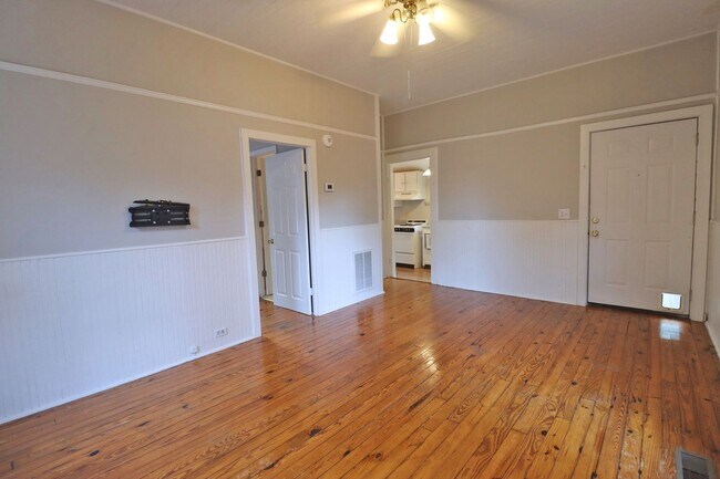 Building Photo - 1 Bedroom, 1 Bathroom Cottage in Heathwood - Available Now!