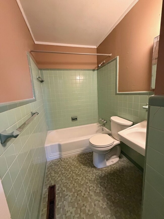 Building Photo - Fenced in Yard!