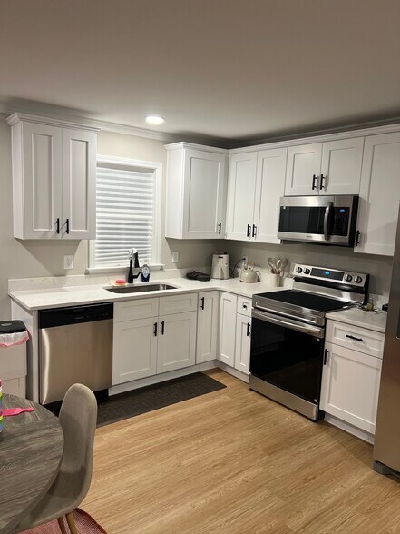 kitch (shared) - 2006 Linda Jones Ave