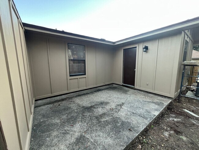 Building Photo - Lots of updates!