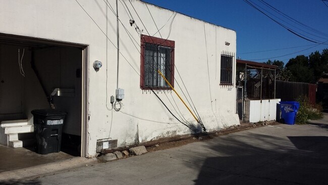 Building Photo - Charming 1bdr cottage with huge yard and garage!