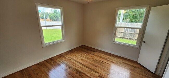 Building Photo - 5501 Huisache St