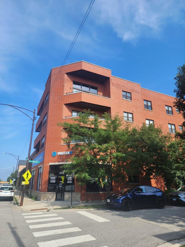 Primary Photo - 5019 W Lawrence Ave