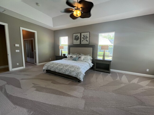 Building Photo - Beautiful 5 Bed 4 Bath Pool Home in the gu...