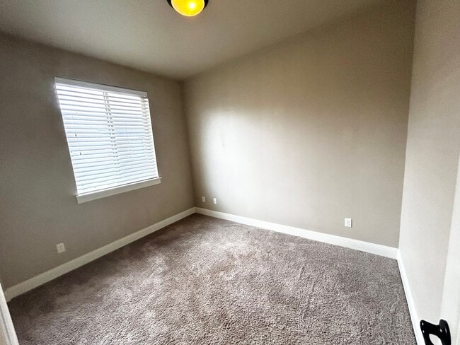 Building Photo - 3 Bedroom Home Across The Street From Villa Sports!!