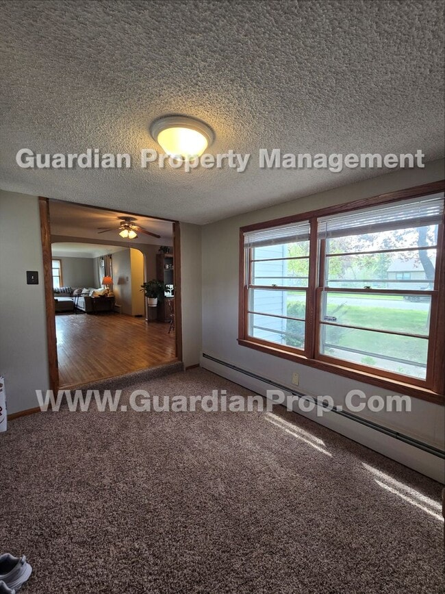 Building Photo - Bloomington Single Family Home, 2 Car Garage, new kitchen appliances!