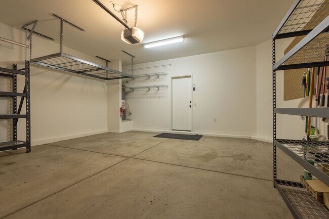 Building Photo - 3 Bedroom 2.5 Bathroom