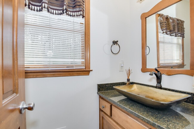 Building Photo - 4117 Knollcrest Cir N