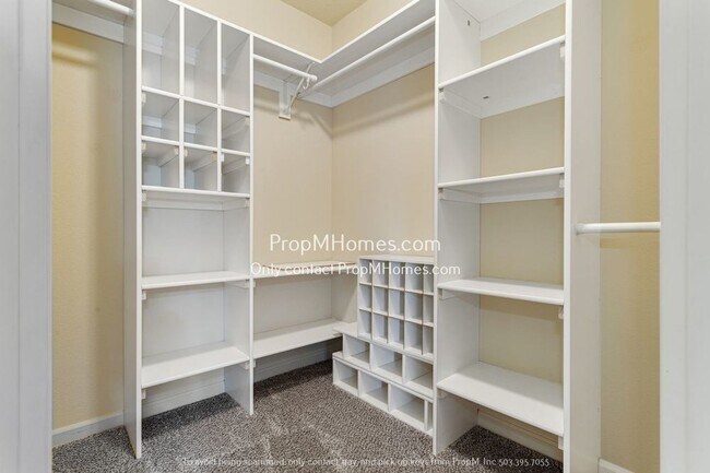 Building Photo - Beautiful Must See Two Bedroom Condo in Ce...