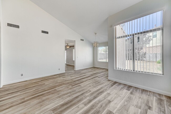 Building Photo - Spacious Henderson Four Bedroom!