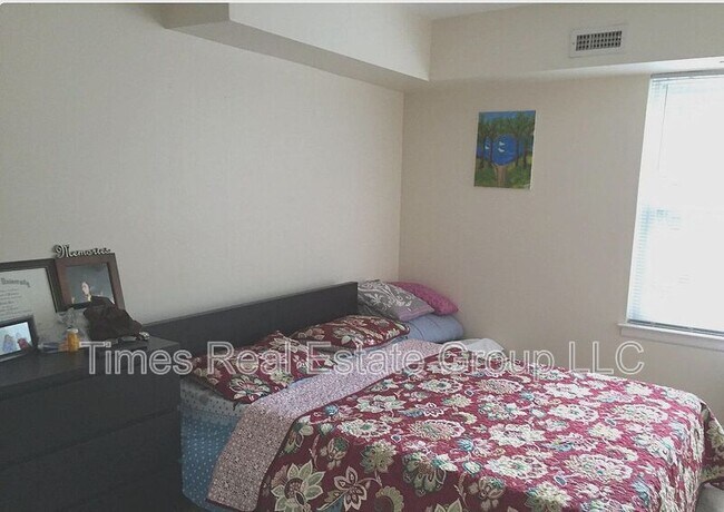 Building Photo - 400 Drummers Ln