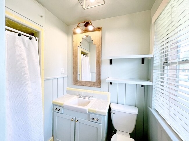 Building Photo - 3 Bedroom House with Mother in Law Suite i...