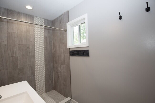 Building Photo - "Charming 3-Bedroom Retreat with Granite Touches and Cozy Fireplace on Winchester Rd!"