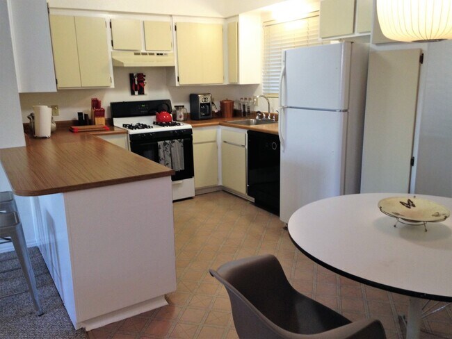 Building Photo - LOFT STYLE 2 Bed/1 Bath Near the Ocean ** ...