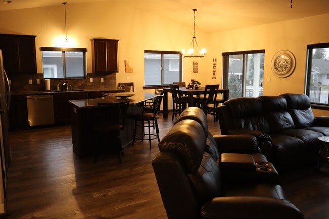Building Photo - Prairie Falls Golf Course!