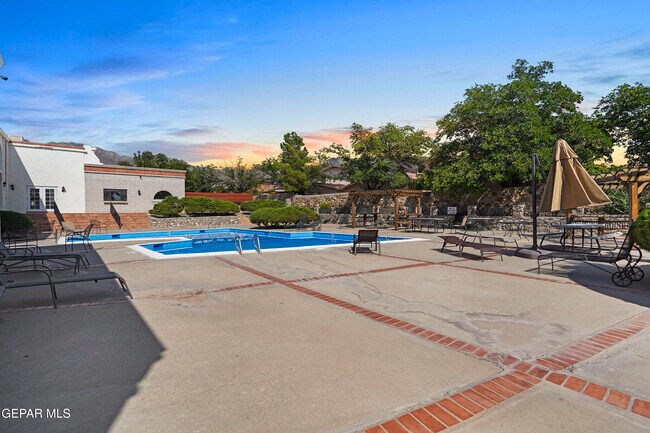 Building Photo - 6201 Escondido Dr