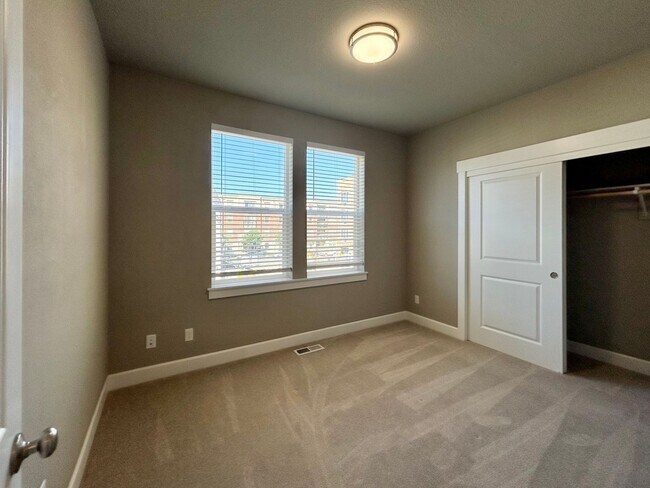 Building Photo - Luxury and Convenience Awaits in this Stunning 3 Bedroom, 2.5 Bathroom House with Abundant Parkin...