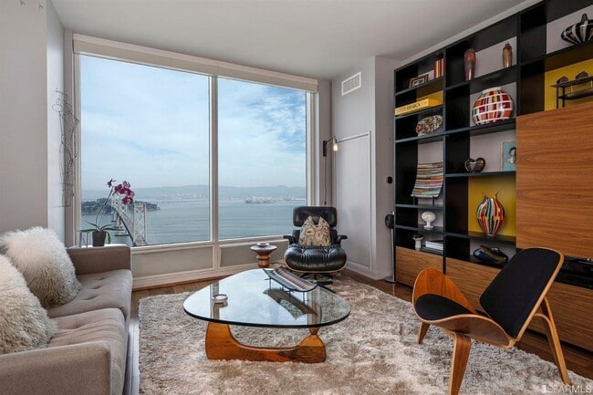 Building Photo - 425 1st St