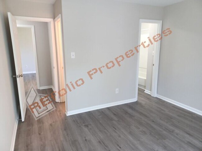 Building Photo - Carpetless 2 BD 1.5 Bath 2 Story Quadplex ...