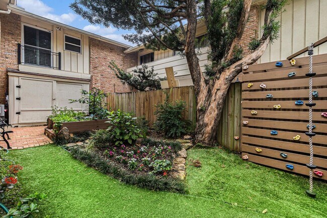 Building Photo - Updated 2-Bed, 2.5-Bath Patio Home Near Up...