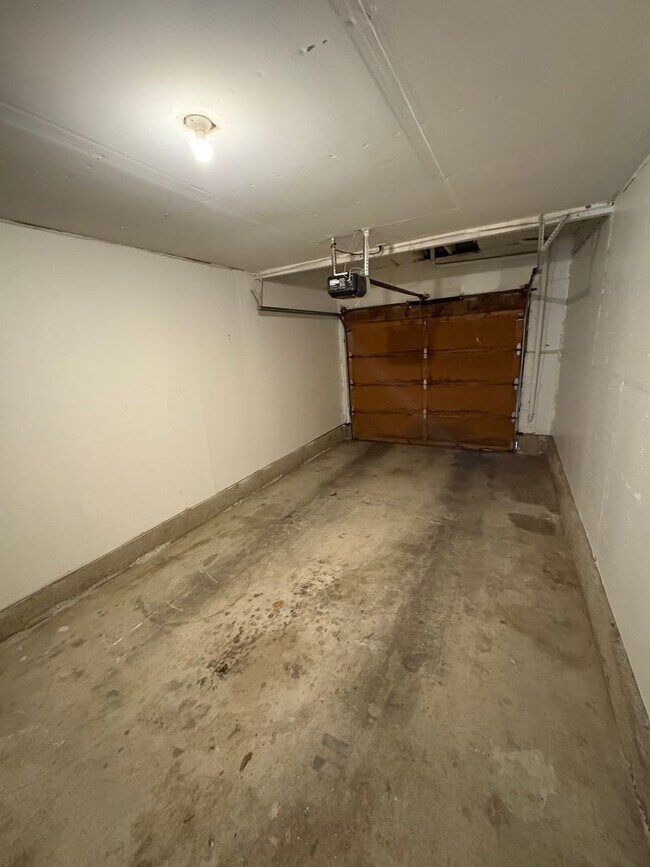 Building Photo - 3 Bedroom Home located in Westgate Neighbo...
