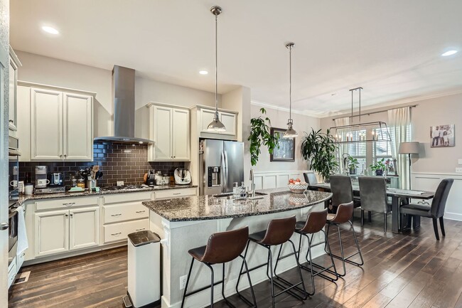 Building Photo - Gorgeous 4 bedroom/3.5 bath in highly desi...