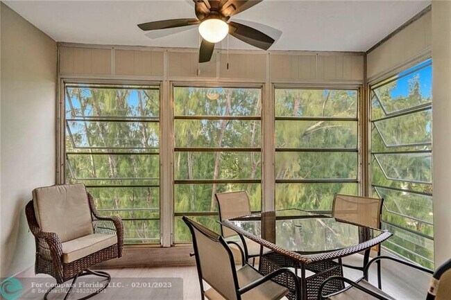Building Photo - 3051 S Palm Aire Dr