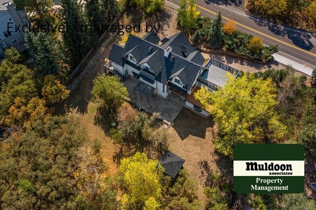 Building Photo - Beautiful 3 bedroom home with two car garage in Old Broadmoor