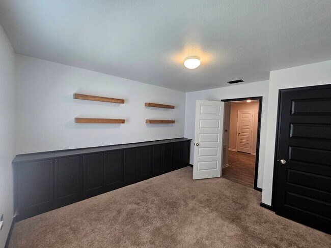 Building Photo - Modern 4Bed/2Ba Home, Centrally Located & Convenient to Everything! *1/2 OFF 1st Month's Rent!* &...