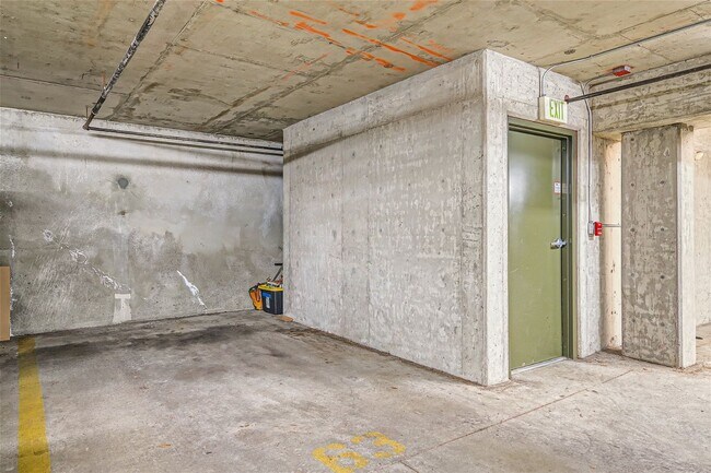 Building Photo - Available August 1st >> Stunning 1BR/1BA C...