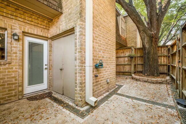 Building Photo - 3-BEDROOM TOWNHOME IN DIJON NORTH, ALAMO HEIGHTS