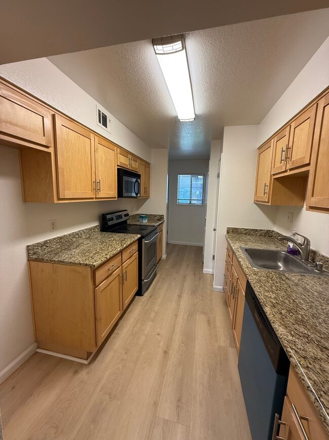 Building Photo - 2 BEDROOM TOWNHOUSE