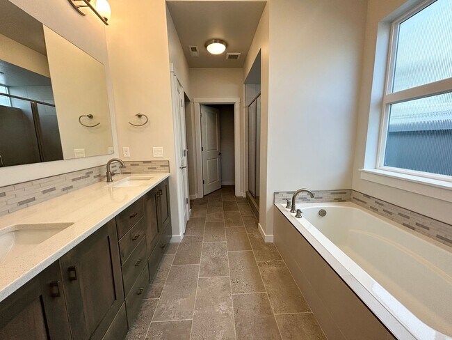 Building Photo - Gorgeous 3 bedroom 2 bathroom Home in Nampa