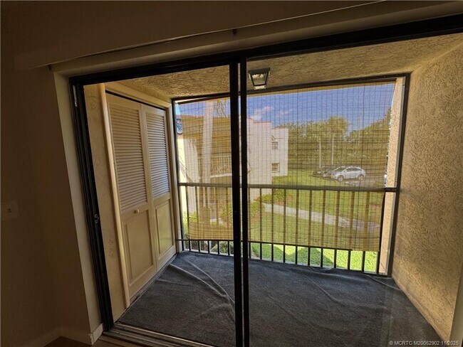 Building Photo - 2083 NE Collins Cir