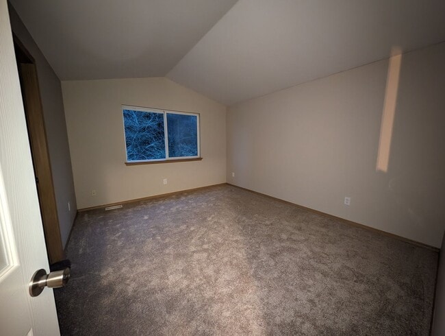 Building Photo - Illahee Home with a View and Two Primary Suites