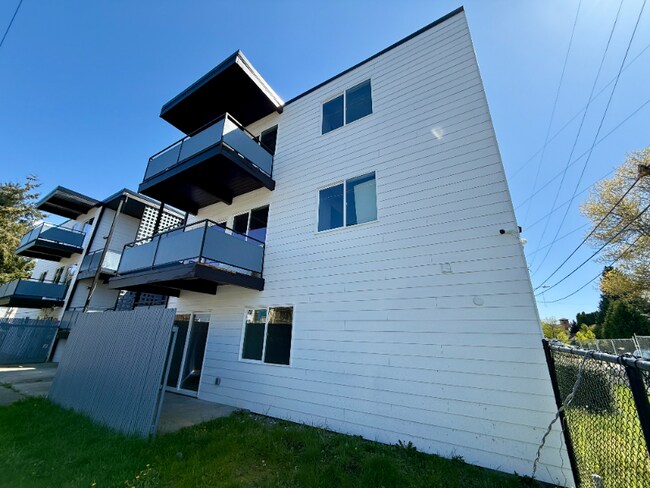 Building Photo - 1725 SW Barton St
