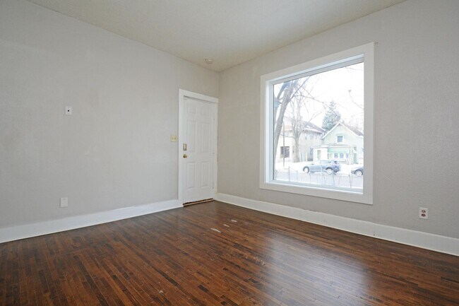 Building Photo - 3-Bedroom 1-Bathroom Unit Available Now in Minneapolis!