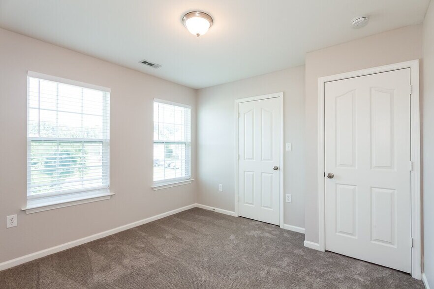 Building Photo - 717 Overlook Rd