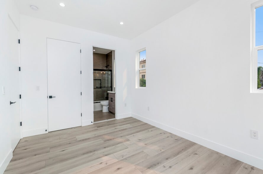 Building Photo - 522 N Wilton Pl