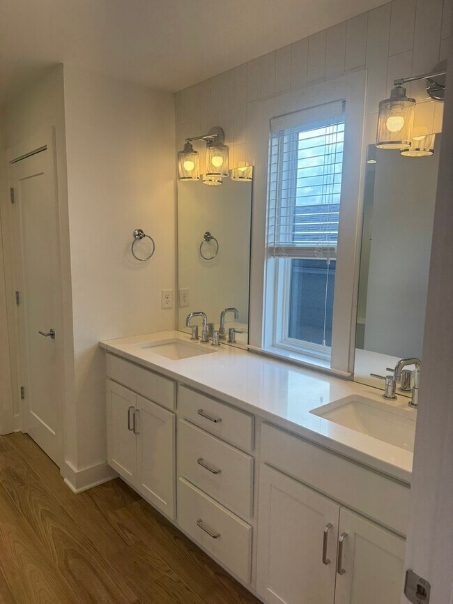 Building Photo - 1822 16th Ave N