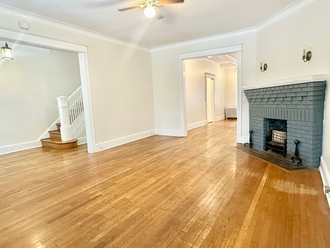 Building Photo - 4 Bed + 2 Bath - Pets Welcome! Parking!
