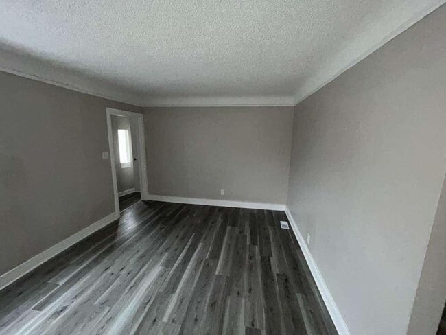 Building Photo - Freshly Renovated 3 Bedroom Bungalow