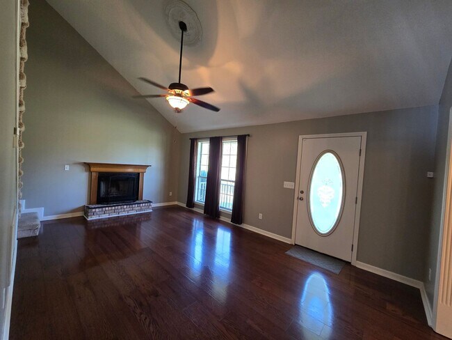 Building Photo - MOVE-IN SPECIAL!! $250 OFF First Month