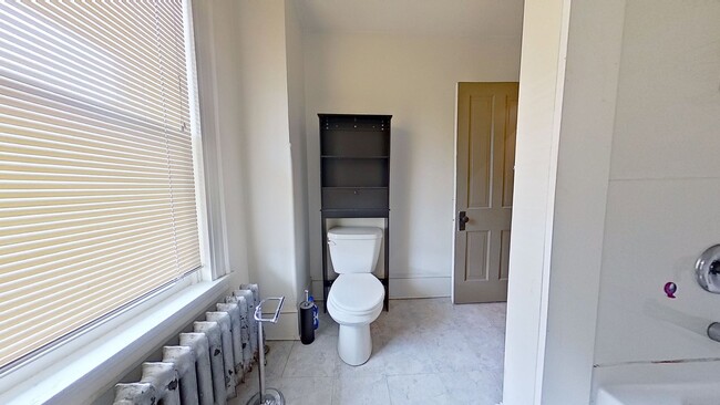 Building Photo - Spacious 3 Bedroom Duplex