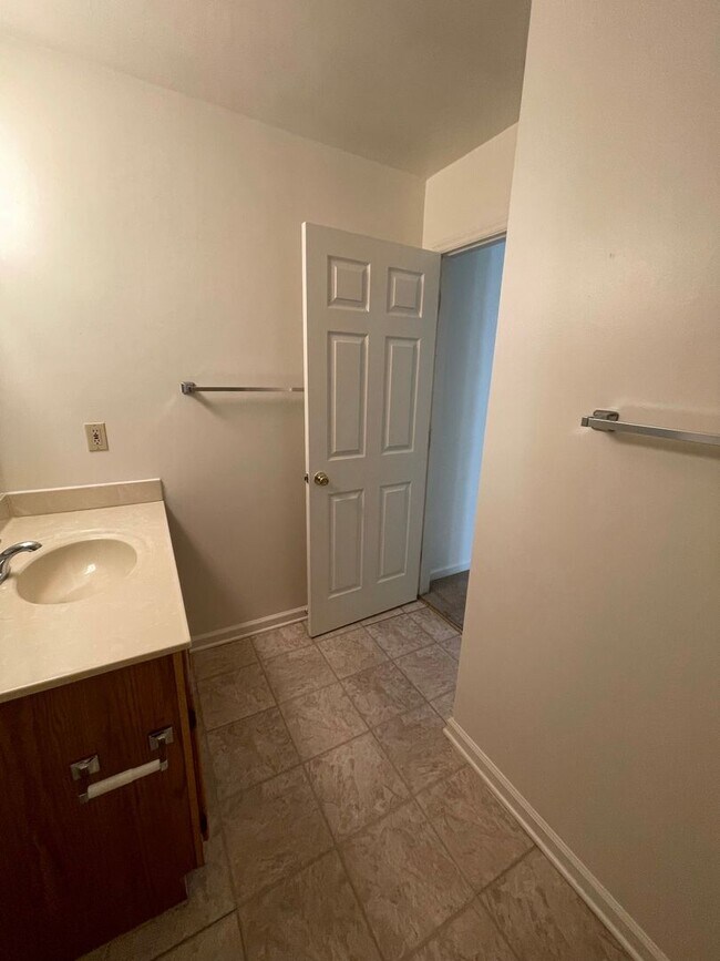 Building Photo - 4 Bedroom 2 Bath Apartment Top Floor