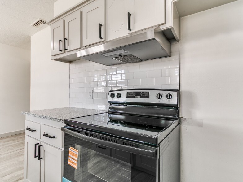 Building Photo - 1112 N Norman Ave