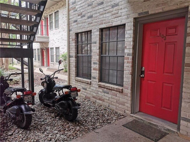 Building Photo - 2216 San Gabriel St